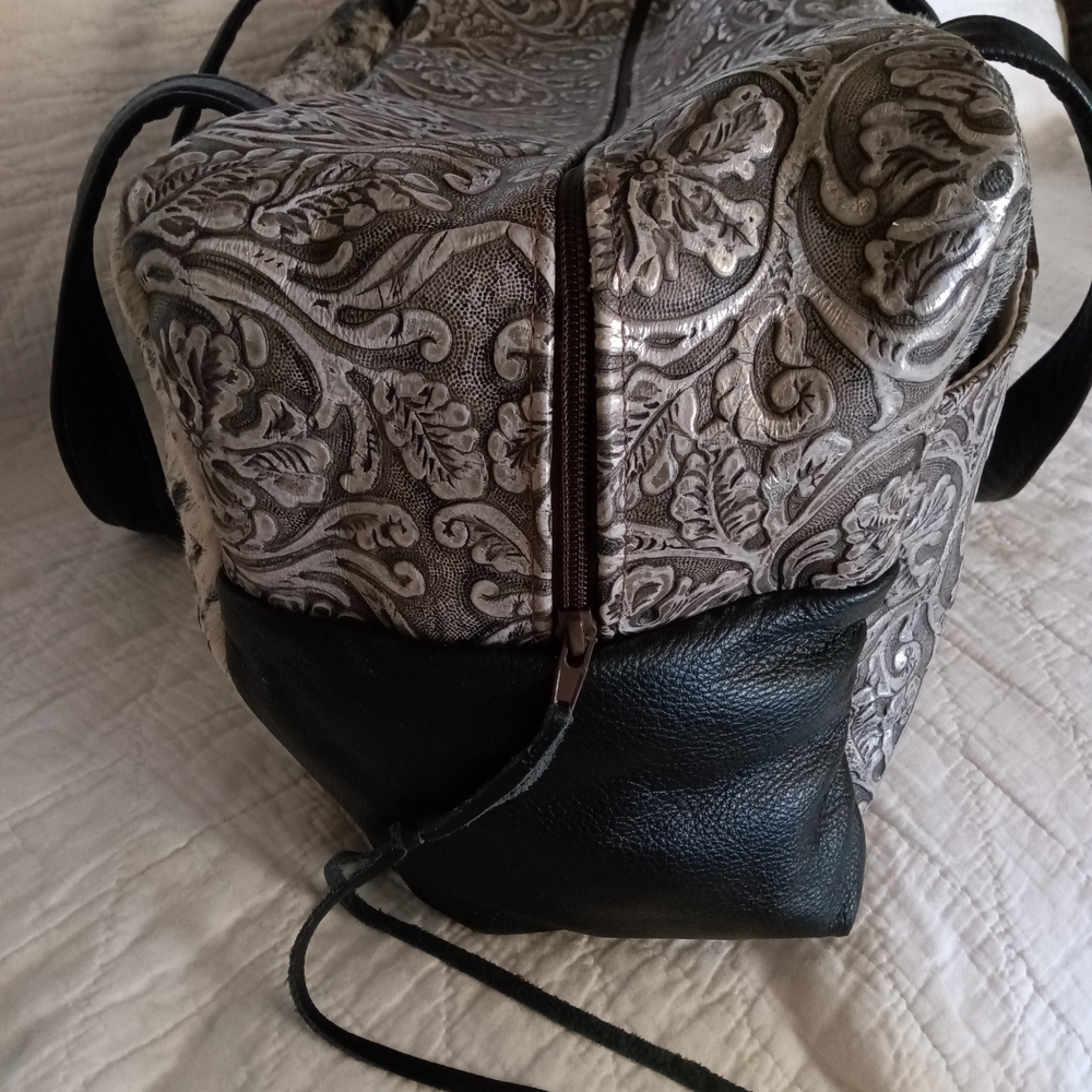 KEEP IT GYPSY "BERTHA" Elegant Silver and Black Patterned Duffle Bag NWOT - Picture 4 of 15